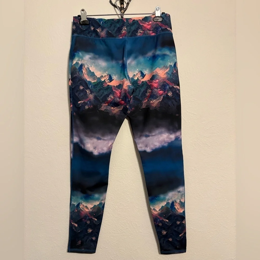 Mountain Print Leggings - Picture 2 of 3